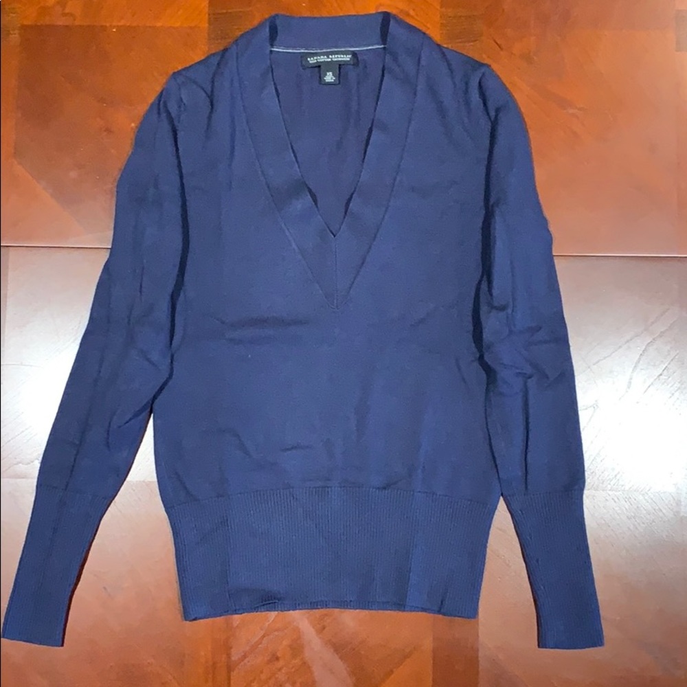 BR V-neck sweater size xs